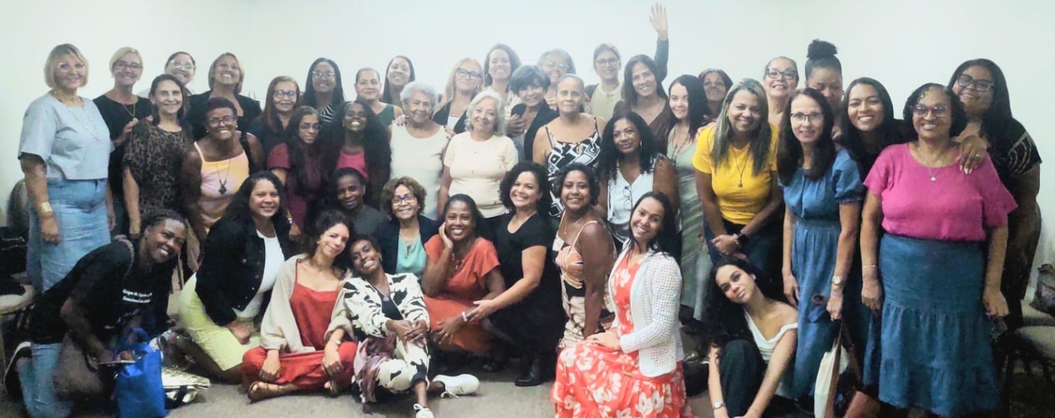 Ajudo mulheres a criar e conduzir grupos femininos com método, propósito e impacto emocional.